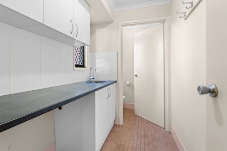 A charming house perfect for families or professionals seeking comfort and convenience. - Photo 4