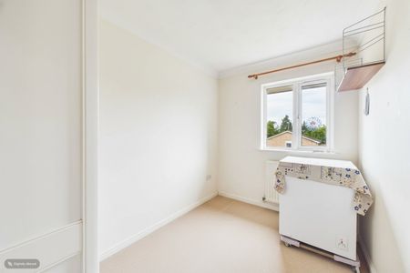 2 bedroom Flat in York Place, Camberley - Photo 2