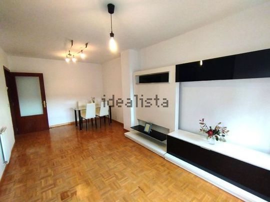 Alquiler de piso en Calle la Media Legua - Photo 1