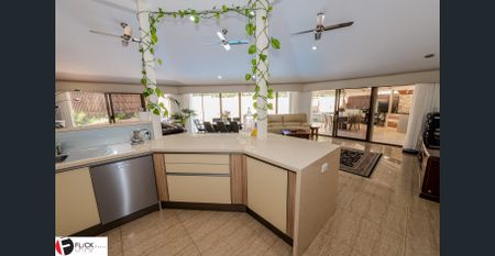 Luxurious, Peaceful Family Home on the Border of Kallaroo and Hillarys - Photo 3