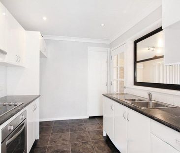 Spacious Bedroom Family Home in Quiet Cul-de-Sac - Photo 2