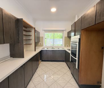 Conveniently located family home - Photo 6