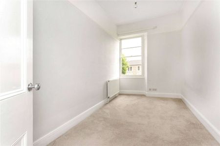 A spacious bright and attractive three bedroom first floor apartment. - Photo 5