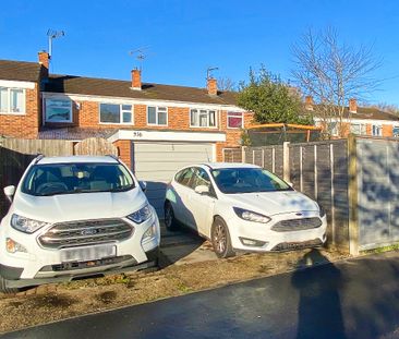 Pinewood Park, Farnborough, GU14 - Photo 3