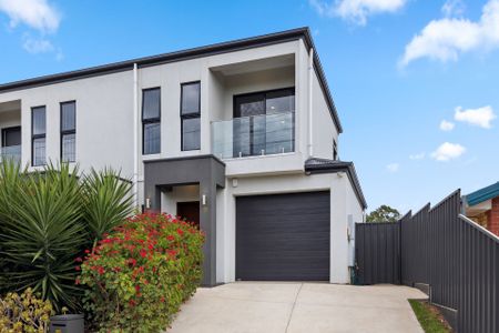 Modern townhouse in a great location - Photo 2