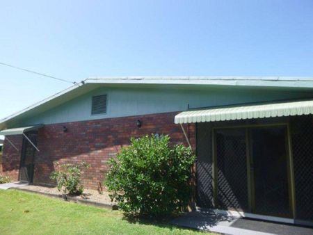 LARGE HOME WITH SHED ! - Photo 3