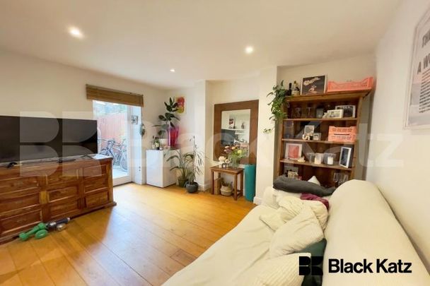 Maisonette with wooded floors throughout & charming patio garden - Photo 1