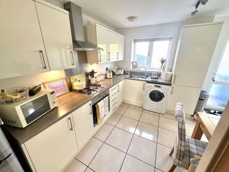 2 bedroom mews to rent - Photo 5