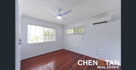 Spacious Family Home with Pool, Multiple Living Areas & Exceptional Parking - Photo 4