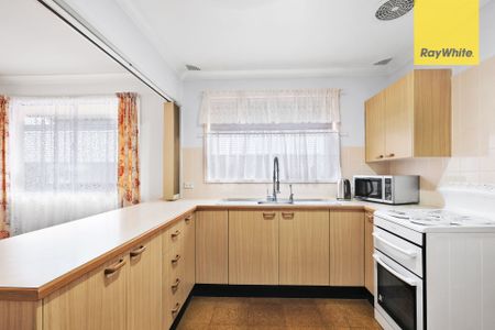 FAMILY HOME IN PRIME LOCATION! - Photo 4