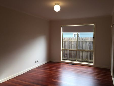 SPACIOUS THREE BEDROOM REFURBISHED GEM - Photo 4