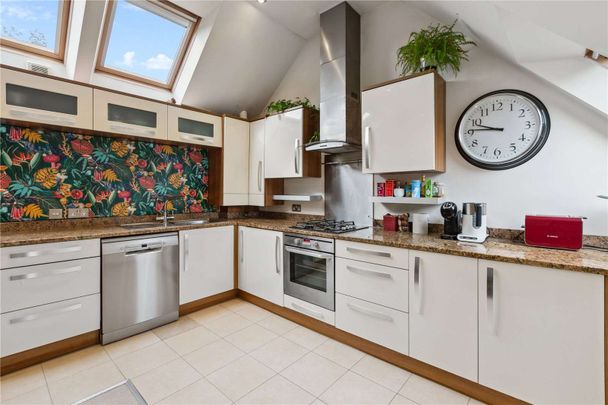 A stunning flat with its own street entrance, occupying the entire first and second floors - Photo 1
