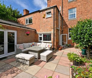 Beautiful Georgian red brick family home - Photo 2