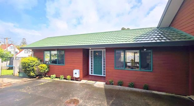 Modern Family Home with Study, Sunny Deck & Pr... - Photo 1