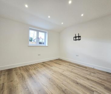 2 bed detached bungalow to rent in Southlands Road, Crays Hill, CM11 - Photo 2