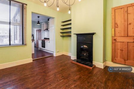 2 bedroom semi-detached house to rent - Photo 3