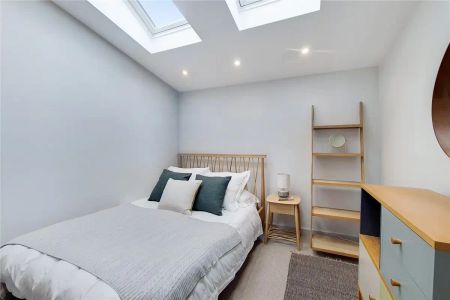 3 bedroom house in London - Photo 5