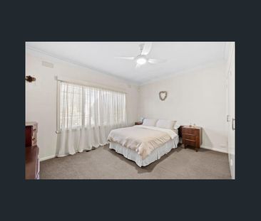 Three Bedroom Family Home - Walk to The Chase Shopping Center - Photo 2