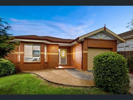 Stylish Single-Level Living with Street Frontage, Private Driveway & Superb Outdoor Space - Photo 2