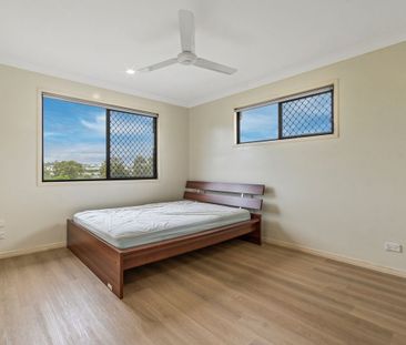 Beautiful Four Bedroom Home on a Large Block - Photo 5