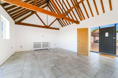 An impressive four bedroom renovated Barn conversion in a idyllic rural setting - Photo 4