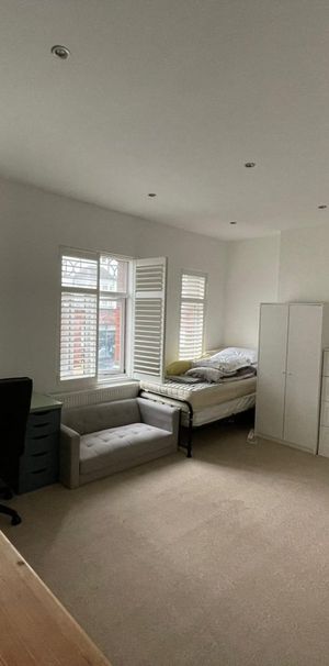Room in a Shared Flat, Replingham Road, SW18 - Photo 1
