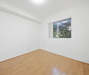 Spacious Two-Bedroom Apartment - Photo 2