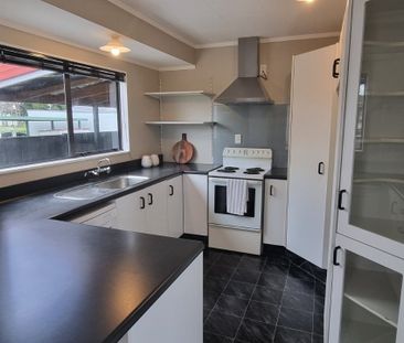 Fresh & Modern Kawaha Point Home - Photo 5