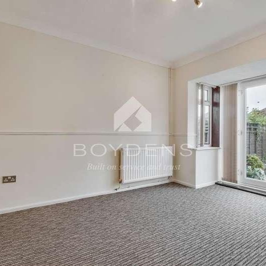 Dove Crescent, Harwich, CO12 - Photo 1