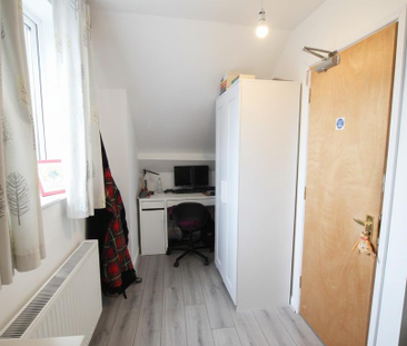 4 bedroom end of terrace house to rent - Photo 2