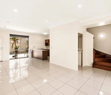 Townhouse Living in a Quiet Zillmere Street - Photo 2