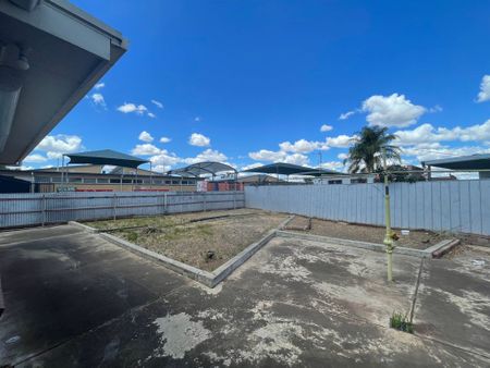 Spacious Six Bedroom Home! - Photo 4