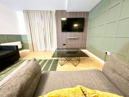 2 Bed Flat, Emmeline, M40 - Photo 2