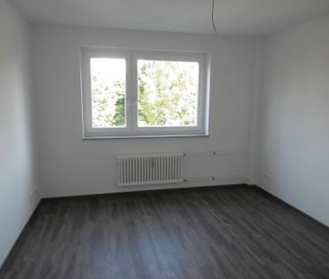 Großzügiges Wohnzimmer und eleganter Design-Bodenbelag in den Räumen - Photo 3