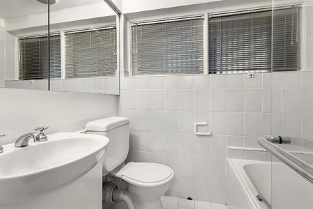 Bright One-Bedroom Apartment Moments from the Botanic Gardens and Toorak Road - Photo 5