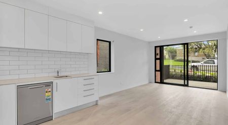 Ground floor Two-Bedroom Apartment with off-street parking - Photo 4