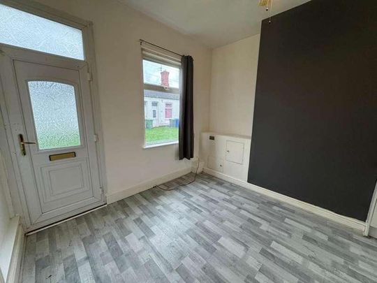 The Square, Grimsby, DN32 - Photo 1