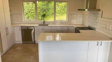 WELL PRESENTED 3X BEDROOM UPSTAIRS HOME: - Photo 2