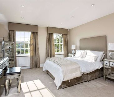 A fantastic 5 bedroom property located in a private road and approx... - Photo 4