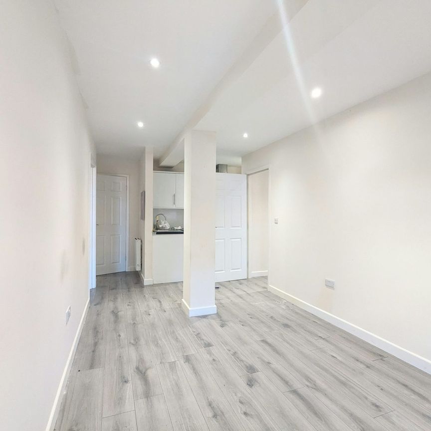 Flat to rent on - Photo 1