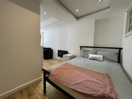 The Parade, Roath, Cardiff - Photo 2