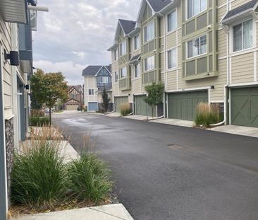 Like new 3 bdrms +den,2.5 bath db garage townhome in Nolan Hill! - Photo 3