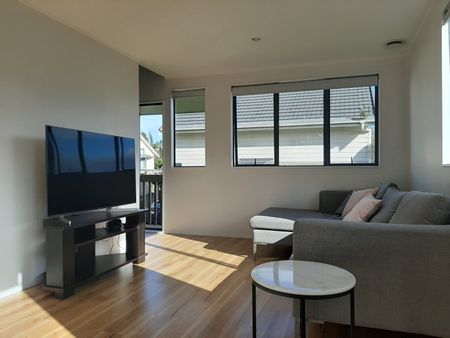 Spacious Family Home in Massey - Photo 2
