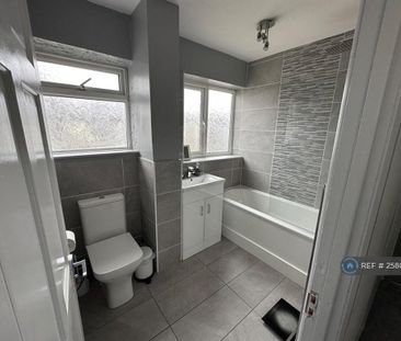 3 bedroom semi-detached house to rent - Photo 4