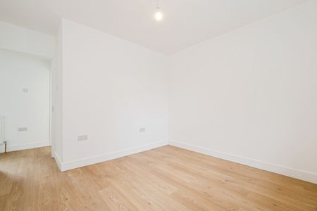 4 Bed Terraced House, Reynolds Avenue, E12 - Photo 4