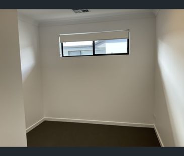 4 Ruby Cres, Munno Para Downs, SA 5115 - Photo 2