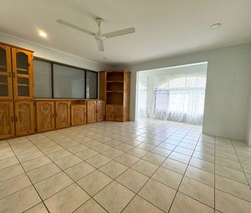 3 BEDROOM HOME IN CENTRAL LOCATION + SOLAR! - Photo 1