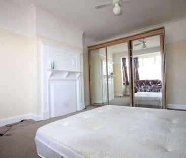 The Drive, Ilford, IG1 - Photo 4