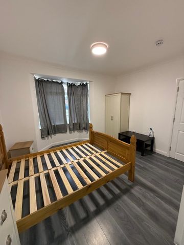 1 bedroom in a house share to rent - Photo 3