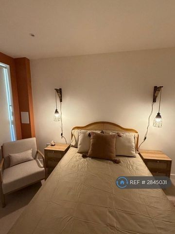 1 bedroom in a flat share to rent - Photo 4